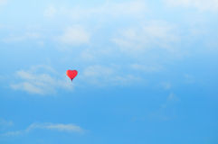 kleurrijke-rode-hart-gevormde-ballon-die-de-blauwe-zonnige-hemel-vliegen-pastelkleurcorrectie-65422248